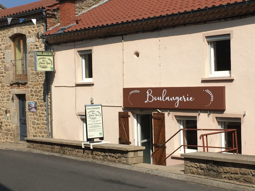 La Boulangerie est située à Saint-Georges-en-Couzan, sur la route de Chalmazel depuis Böen-sur-Lignon.