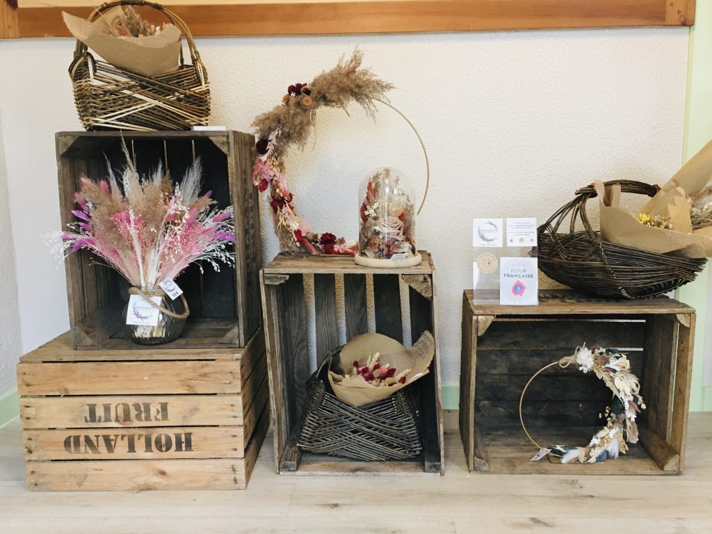 Nous proposons des fleurs séchées de l'Atelier La Vie en Roses à Böen-sur-Lignon.