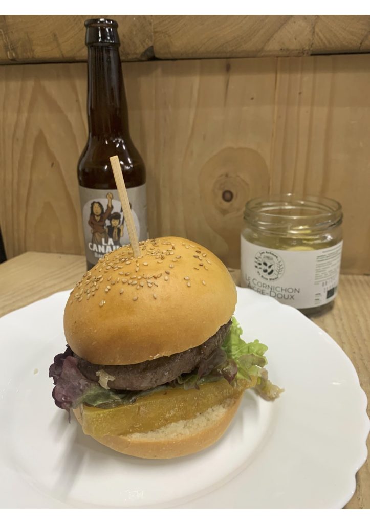 Un burger maison fait avec de bons produits locaux par les salariées de la Luciole Forézienne. Nous avons fourni le bun bio et préparé de manière artisanale dans notre fournil.
